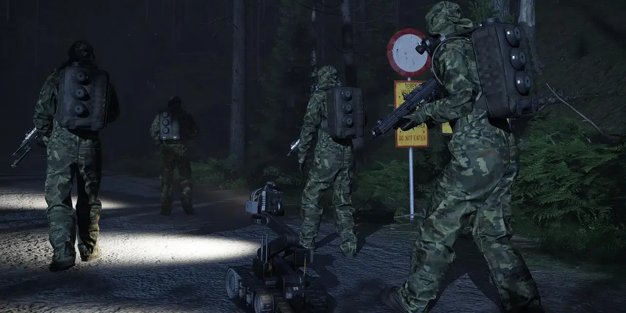 Żołnierze w kamuflażu i robot zwiadowczy na nocnej drodze leśnej.