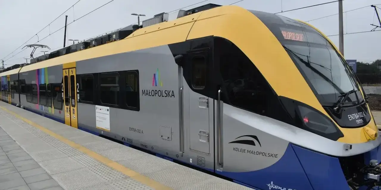 Nowoczesny pociąg Kolei Małopolskich na stacji. Sprawdź rozkład jazdy PKP Kraków-Oświęcim przez Skawinę.