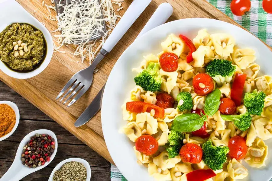 Jak zrobić sałatkę z tortellini, która zachwyci każdego gościa