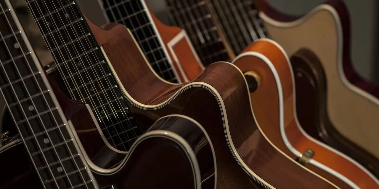 Rzędy gitar, ich szyjki i pudła rezonansowe. Idealne do nauki gry na gitarze, gdzie tabulatura gitarowa oznaczenia pomagają w odczytywaniu nut.