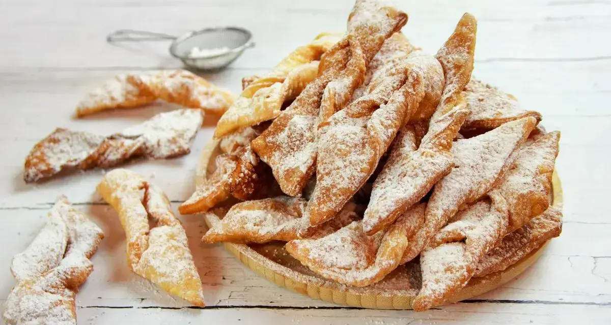 Faworki croccanti e dorati, spolverati di zucchero a velo. Un delizioso dolce da preparare seguendo un semplice faworki przepis.