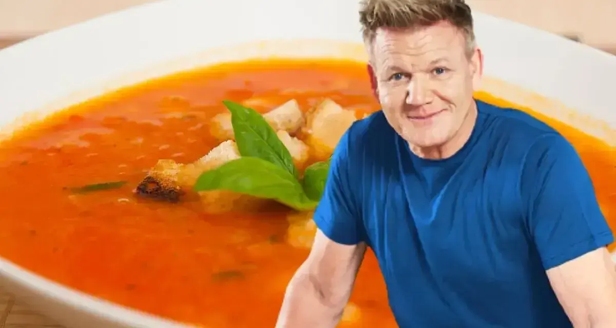 Gordon Ramsay z talerzem zupy pomidorowej. Zastanawiasz się, jakie przyprawy do zupy pomidorowej? Bazylia i grzanki dodają smaku.