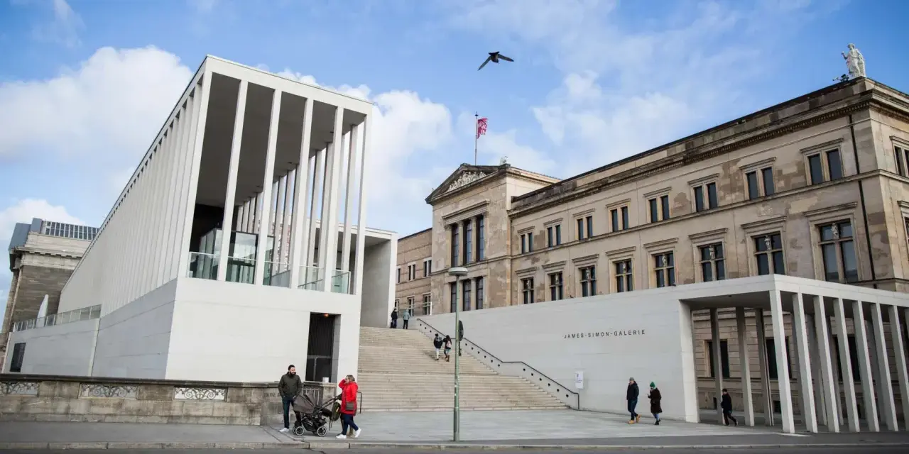 Nowoczesna architektura James-Simon-Galerie obok klasycznego budynku, który jest częścią Muzeum Pergamońskiego.