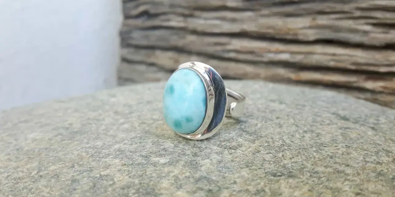 Anello con una splendida pietra preziosa larimar, che ricorda le onde del mare.