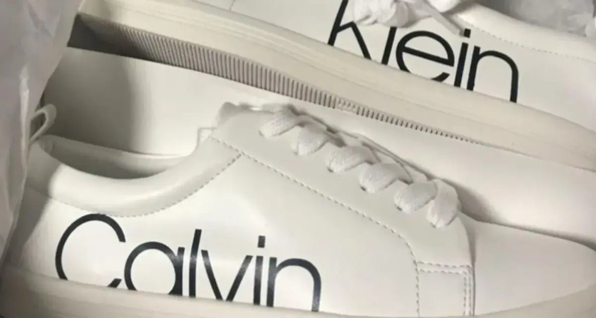 Stylowe, białe calvin klein sneakersy damskie z dużym logo. Idealne do codziennych stylizacji.