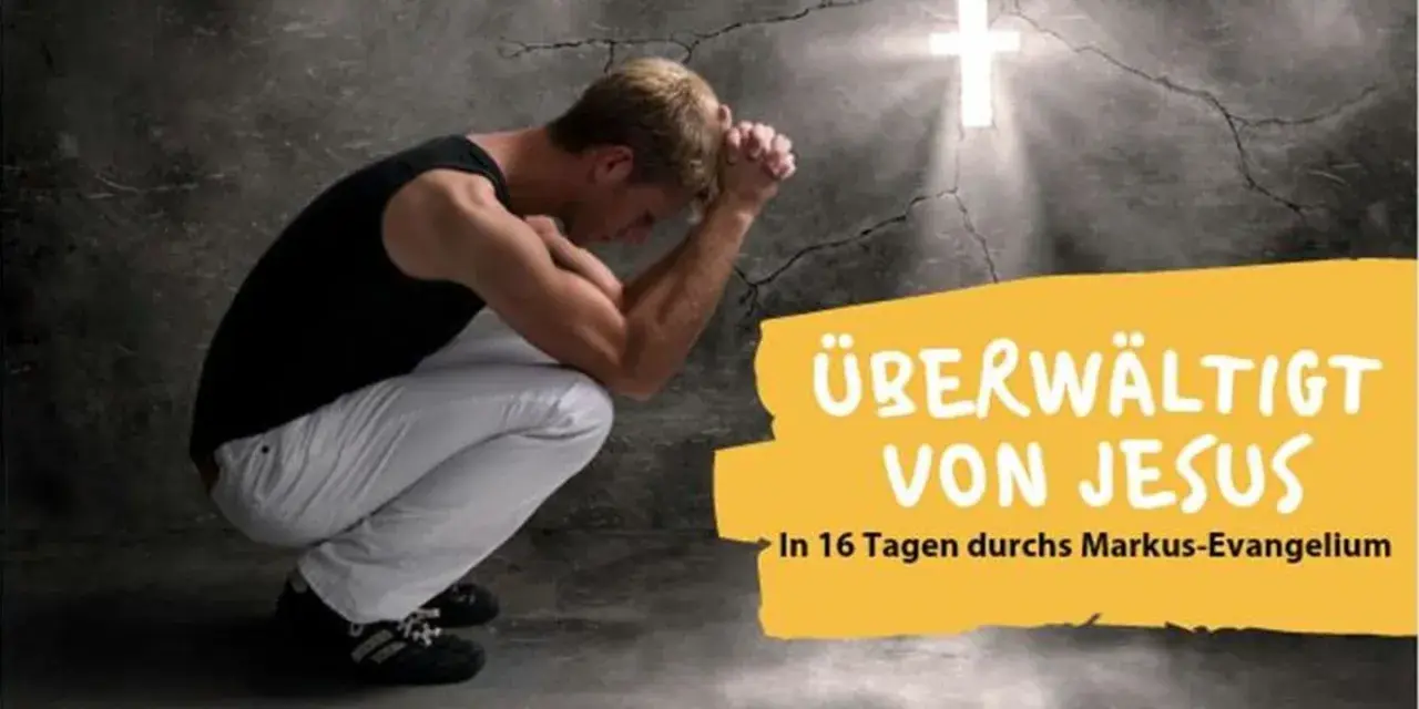 Mann kniet betend vor einem leuchtenden Kreuz. "Überwältigt von Jesus" – wie in Markus 13, 32.