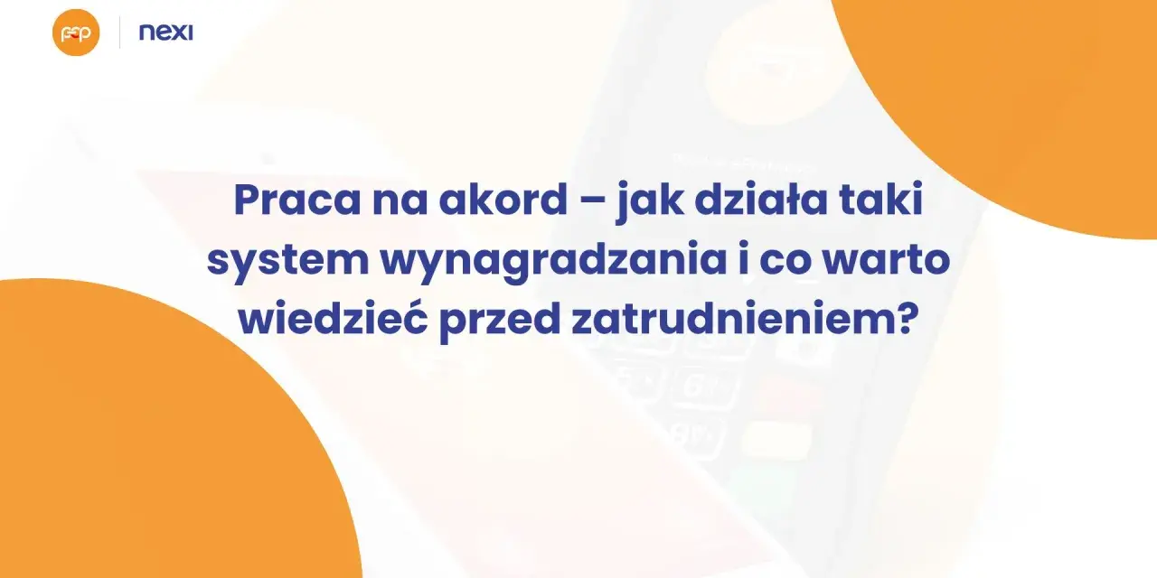 Praca na akord – jak działa taki system wynagradzania? Grafika przedstawia terminal płatniczy i tekst o systemach wynagradzania.
