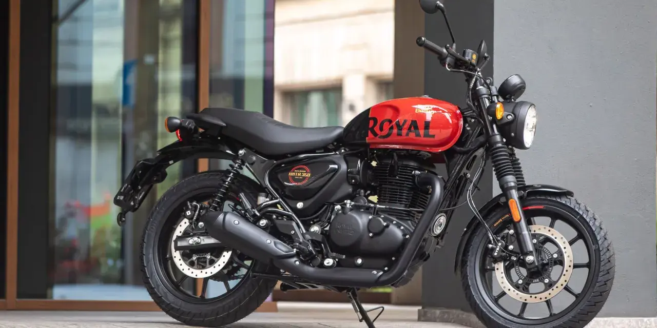 Royal Enfield Hunter 350, pronta a sfrecciare. La sua velocità massima è un invito all'avventura urbana.
