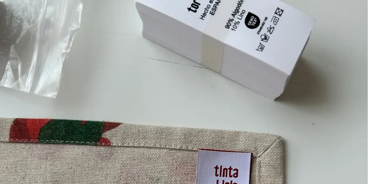 Etiquetas de lino textil para "Tinta Lirio Tortuga", 90% algodón, 10% lino, hechas en España.