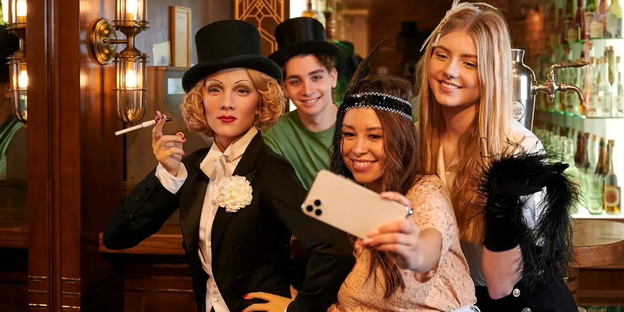 W Muzeum Figur Woskowych w Berlinie, trzy przyjaciółki robią sobie selfie z Marlene Dietrich.