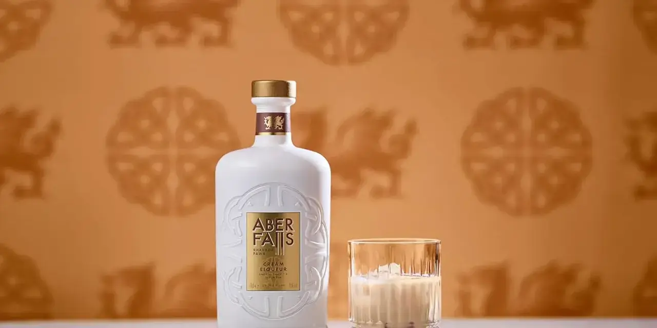 Elegancka butelka Aber Falls Cream Liqueur i szklanka z lodem, idealne na chwilę relaksu z tym wyśmienitym irish cream.