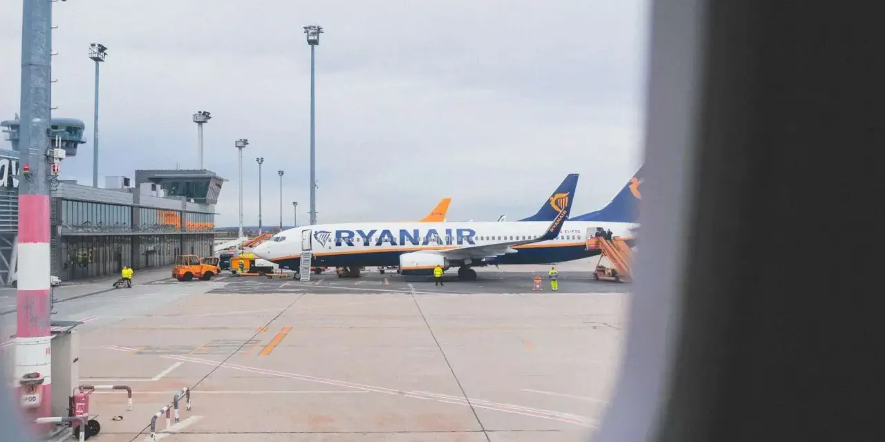 Samoloty Ryanair na płycie lotniska. Zastanawiasz się, ile alkoholu można przewieźć samolotem Ryanair?