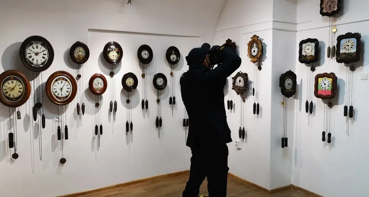 Odwiedzający dokumentuje bogactwo kolekcji największego muzeum zegarów w Polsce, gdzie wiszą dziesiątki zabytkowych czasomierzy.