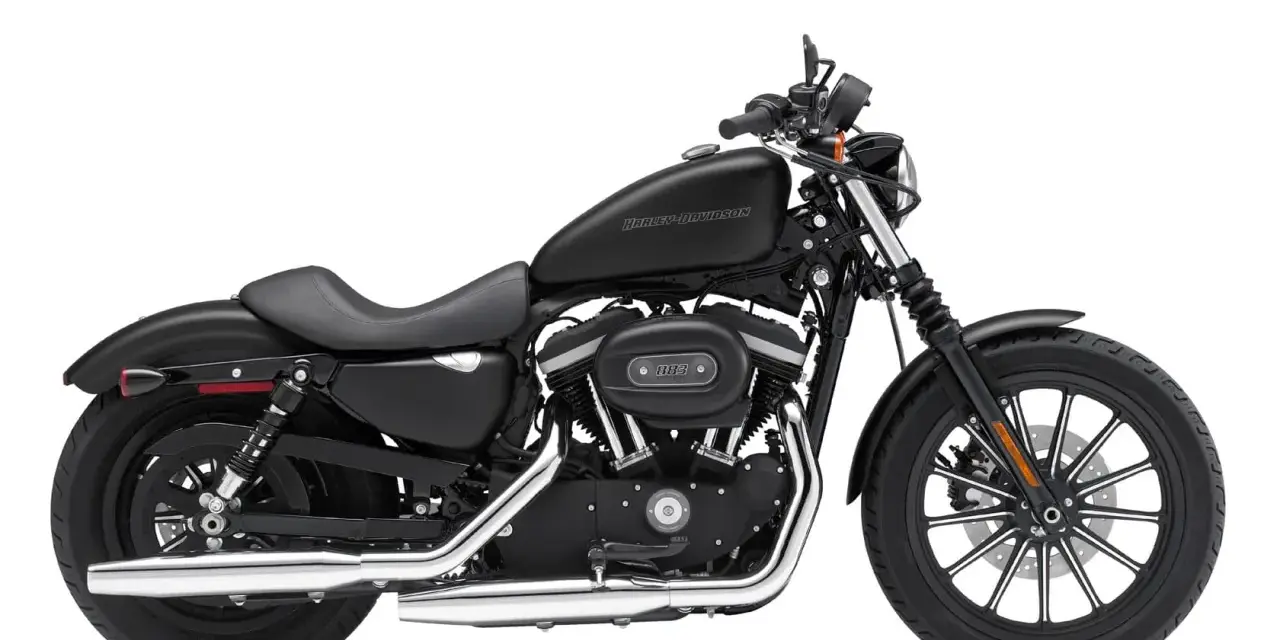 Czarny Harley-Davidson Sportster 883. Idealny chopper do 20 tys. zł dla początkujących i doświadczonych motocyklistów.