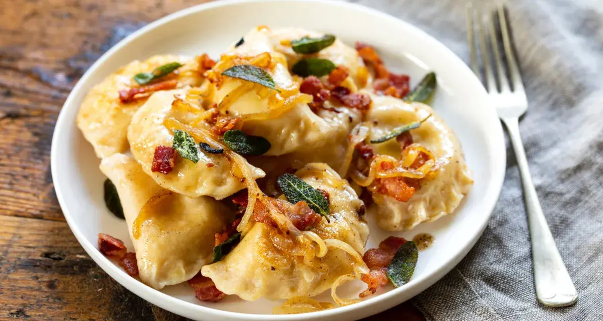 Pyszne pierogi z boczkiem i cebulką, idealne na obiad. Dowiedz się, ile gotować pierogi, by były idealne.
