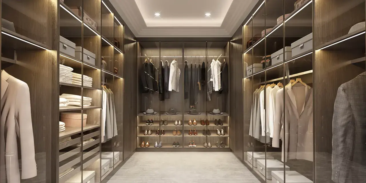 Cabina armadio aperta o chiusa, con abiti ordinati su mensole e grucce, scarpe esposte e scatole contenitive.