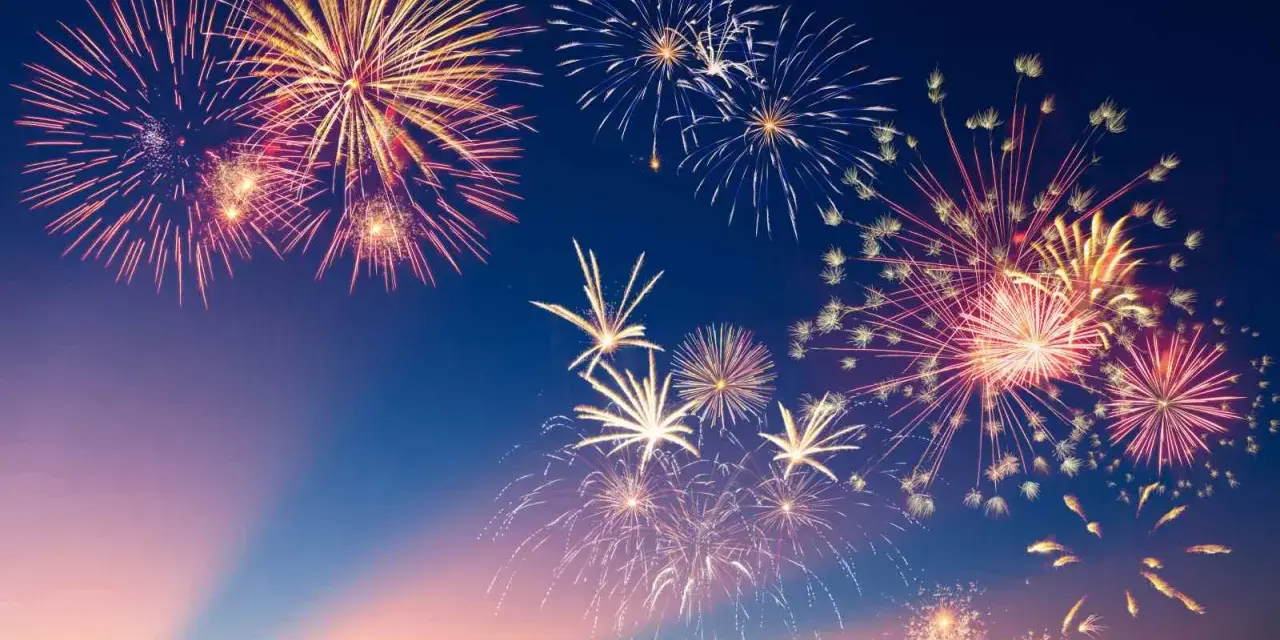 Feuerwerk erhellt den Nachthimmel, ein Symbol für die **Bedeutung von Silvester** und den Beginn eines neuen Jahres.