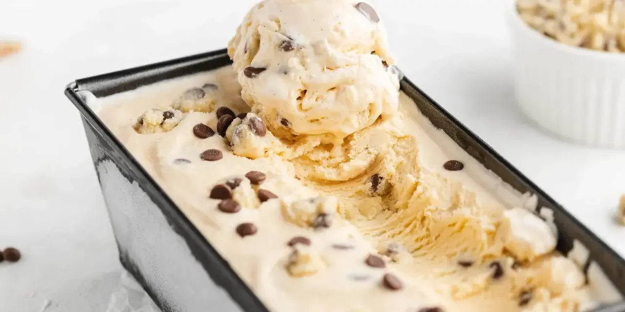 Cremiges Cookie Dough Eis mit Schokoladenstückchen in einer rechteckigen Form.