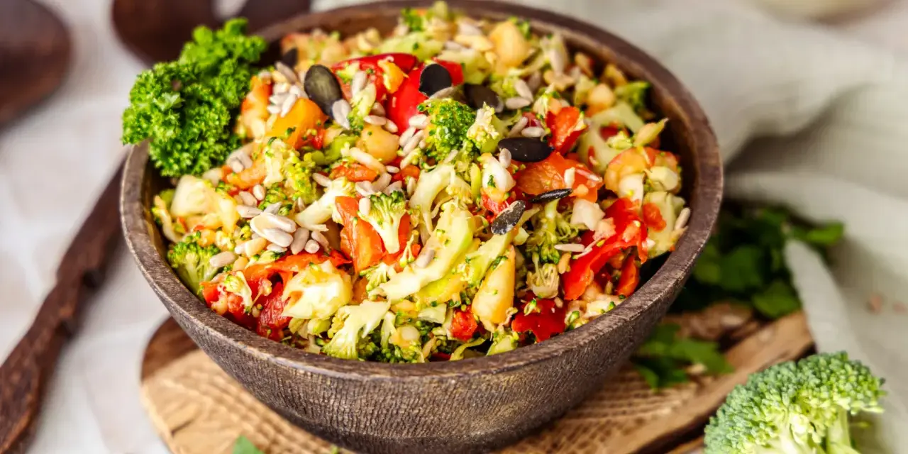 Frischer Brokkolisalat mit Paprika, Kichererbsen und Kernen, zubereitet im Thermomix.