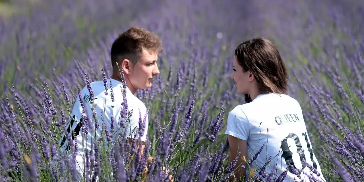 Jak flirtować na pierwszej randce, aby uniknąć niezręczności i zbudować więź