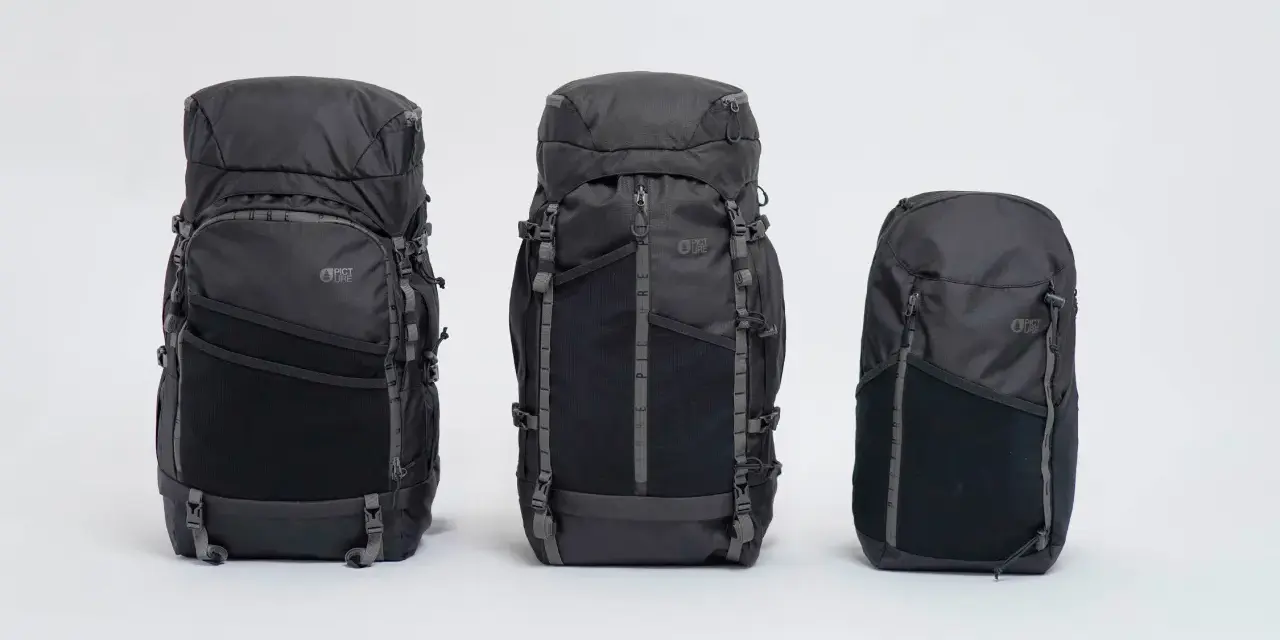 Trois sacs à dos noirs de tailles différentes, parfaits pour toutes vos aventures. Le plus grand est idéal pour les longs voyages, le moyen pour les excursions d'une journée, et le plus petit pour les sorties rapides.