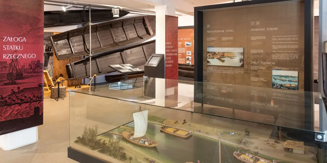 W muzeum Wisły zobaczysz modele łodzi i wystawy o historii transportu rzecznego.