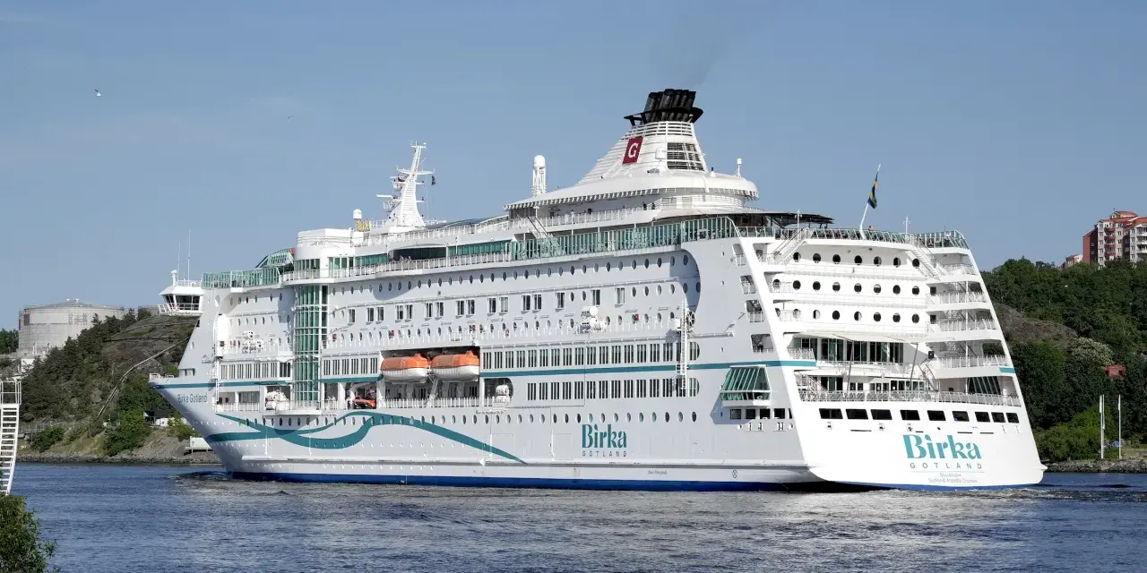 Duży biały prom "Birka Gotland" płynie po wodzie. To idealny środek transportu na podróż z Polski na Gotlandię.