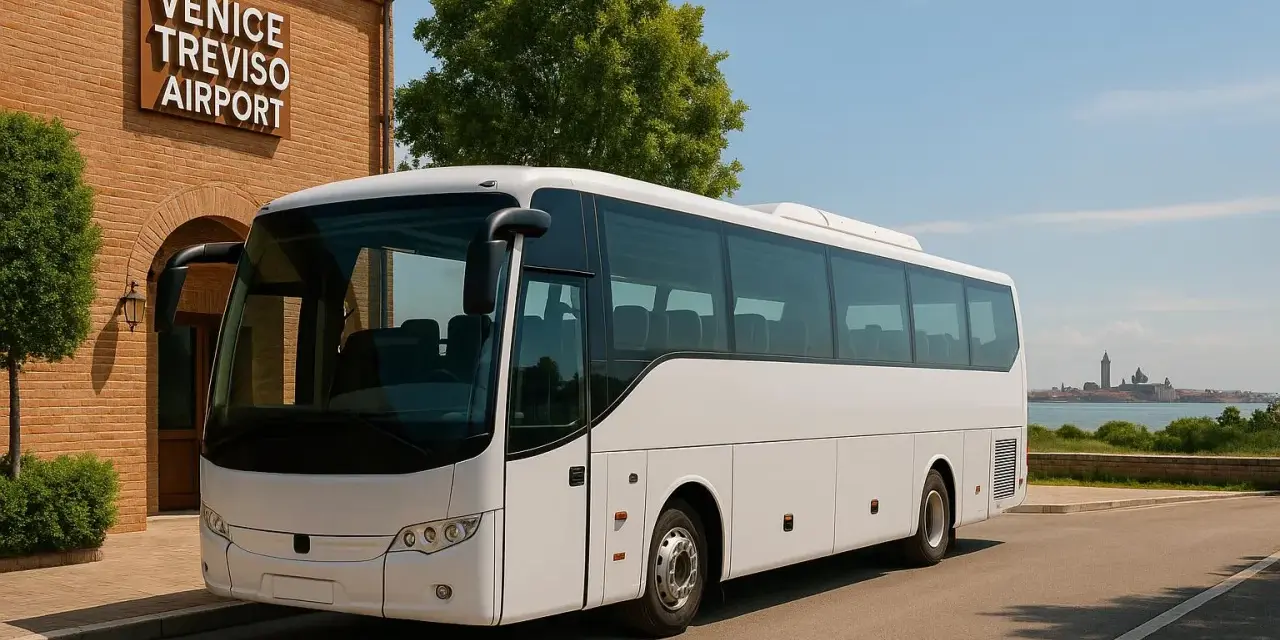 Autobus przed budynkiem lotniska Treviso. Idealny sposób, jak dojechać z lotniska Treviso do Wenecji, z widokiem na miasto w oddali.