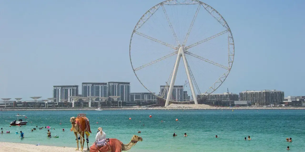 Plaża w Dubaju z wielkim kołem widokowym w tle. Czy do Dubaju trzeba paszport? Tak, ale widok jest wart podróży!