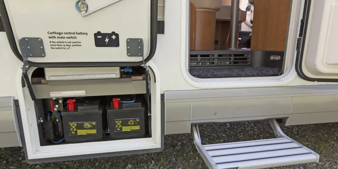 Två batterier i en Fiat Ducato, redo för att byta bodelsbatteri. En utdragbar trappa syns också.