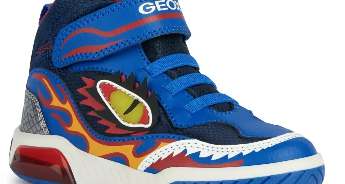 Niebieskie buty dziecięce Geox z motywem smoka i płomieni. To świetna firma dla aktywnych maluchów!