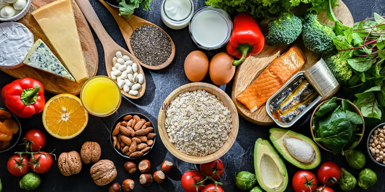 Gesunde Lebensmittel wie Lachs, Nüsse und Haferflocken helfen, den Stoffwechsel anzukurbeln.