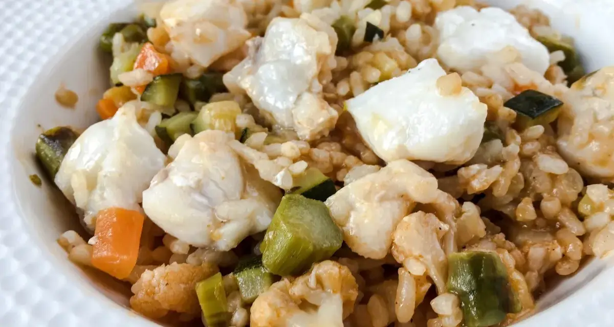 Delicioso arroz con rape y verduras, un plato reconfortante y lleno de sabor.