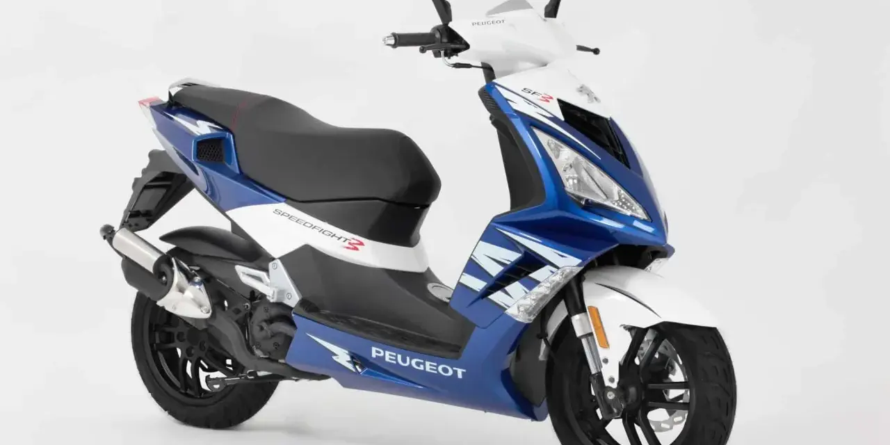 Niebiesko-biały skuter Peugeot Speedfight 3, jeden z najbardziej bezawaryjnych skuterów 50.
