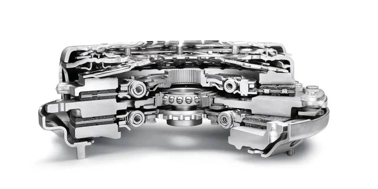 Przekrój skrzyni biegów DSG z widocznymi elementami mechanicznymi i sprzęgłami.