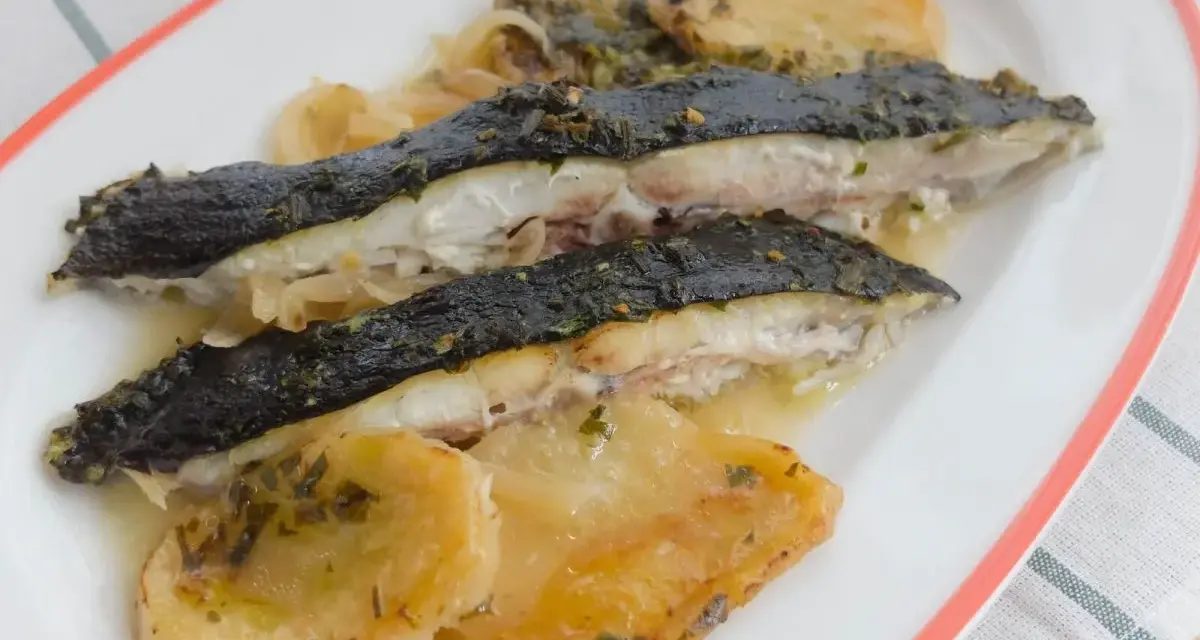 Rodaballo al horno con patatas y cebolla, un plato jugoso y lleno de sabor.