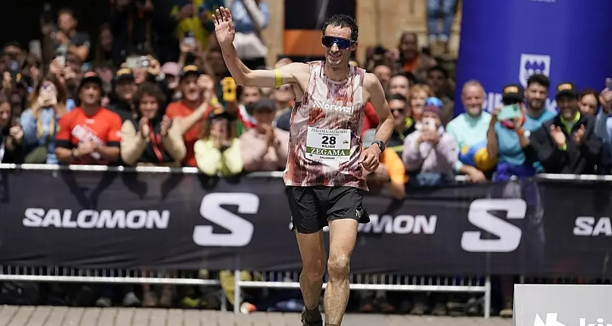 Kilian Jornet cruza la meta en Zegama, saludando a la multitud.