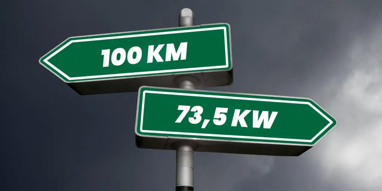 Zielone tablice drogowe: jedna z napisem "100 KM", druga "73,5 KW". Wybór między mocą a zasięgiem, jak w skrócie konie mechaniczne.