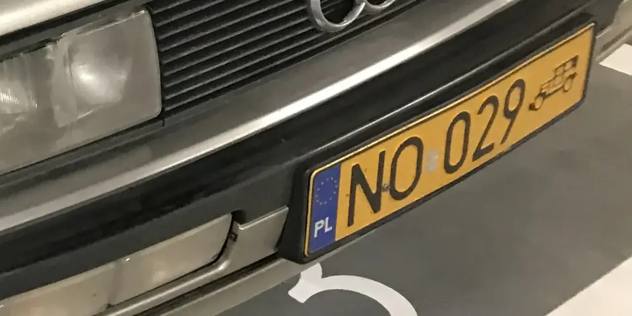 Audi z żółtą tablicą rejestracyjną NO 029.