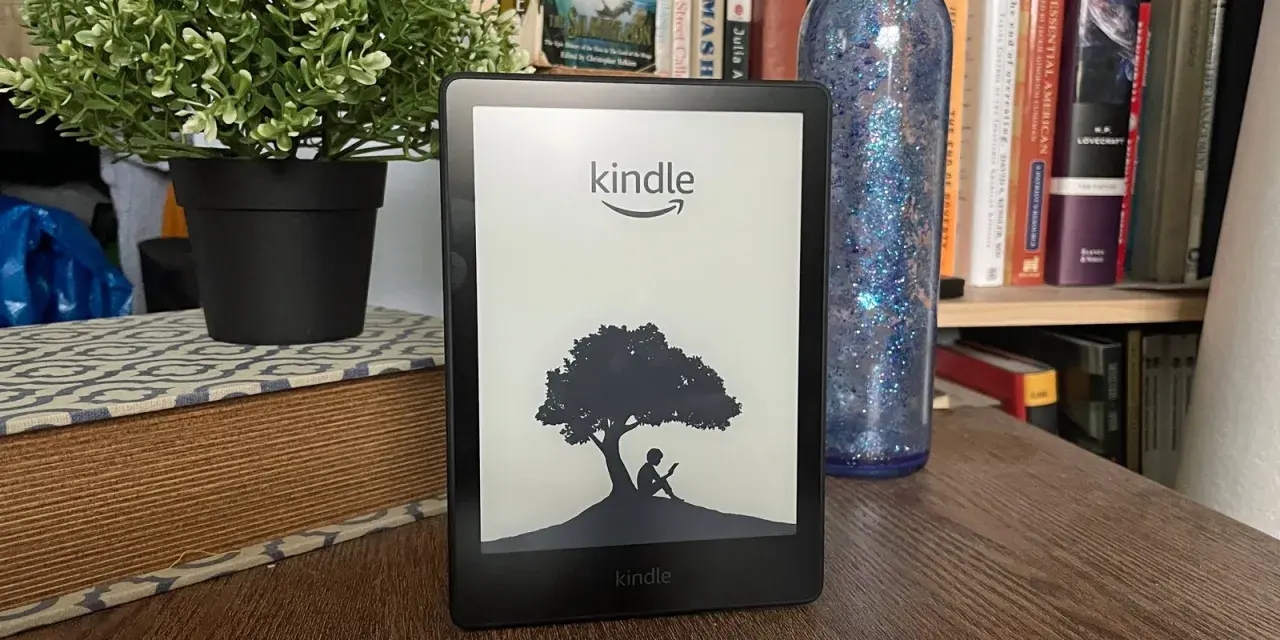 Czytnik Kindle z grafiką drzewa i siedzącą pod nim postacią. Idealny do przechowywania wielu **plików epub**.