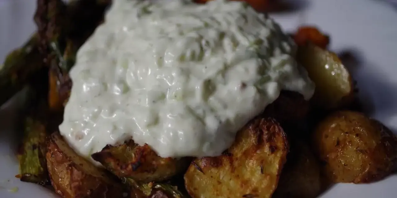 Pieczone ziemniaki i szparagi z kremowym sosem tzatziki. Pyszne i zdrowe danie.