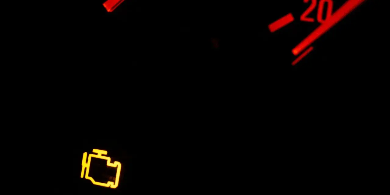 Das **mkl blinkt** auf dem Armaturenbrett. Die gelbe Motorkontrollleuchte leuchtet neben der roten Tachonadel.