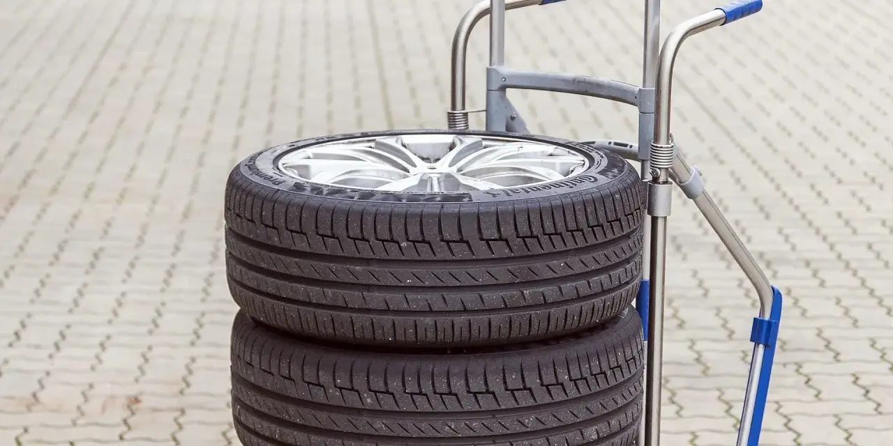 Stos czterech opon samochodowych na wózku. Zastanawiasz się, ile waży opona samochodowa?