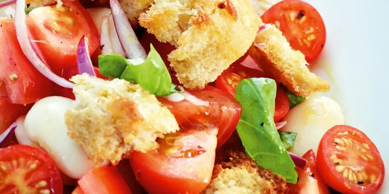 Ein frischer Brotsalat mit Tomaten, Mozzarella und Basilikum. Dieses Brotsalat Rezept ist perfekt für den Sommer.