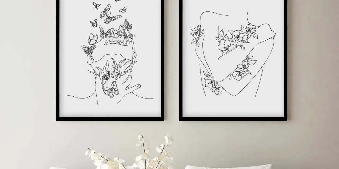 Deux tableaux abstraits noir et blanc gris : un visage orné de papillons, l'autre une silhouette embrassant des fleurs.
