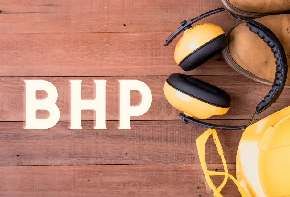 Co powinna zawierać instrukcja bhp, aby zapewnić bezpieczeństwo w pracy?