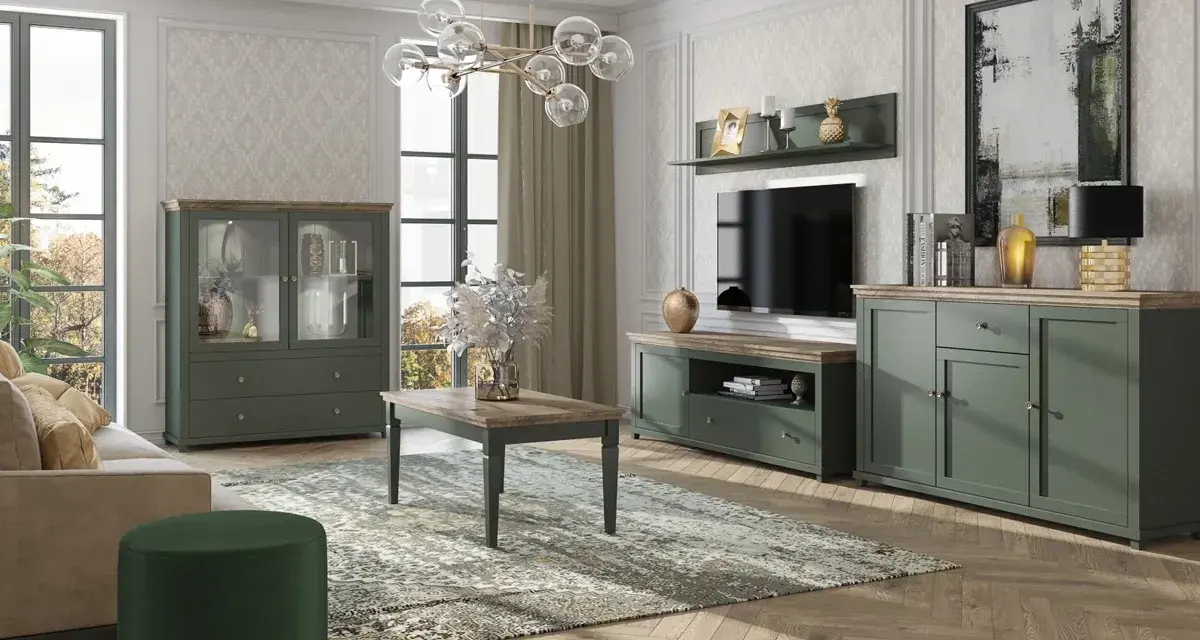 Elegancki salon z meblami w kolorze khaki. W centrum stolik kawowy, obok komoda i witryna. Na ścianie telewizor i półka.