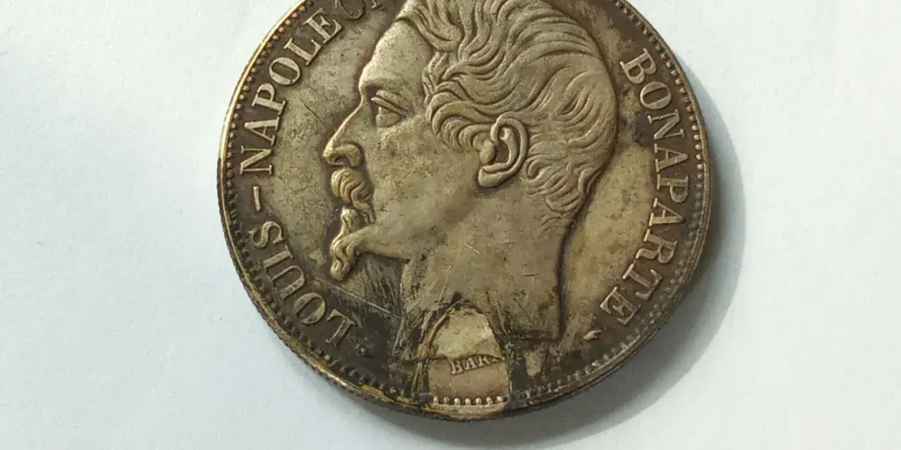 Pièce de monnaie ancienne, profil de Louis-Napoléon Bonaparte, inscription "LOUIS-NAPOLEON BONAPARTE". La valeur pièce louis-napoléon bonaparte 1852 est estimée.
