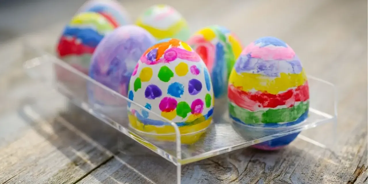 Huevos de Pascua decorados con vibrantes colores y patrones, listos para la búsqueda. ¡Un festín visual de colorear huevos de Pascua!