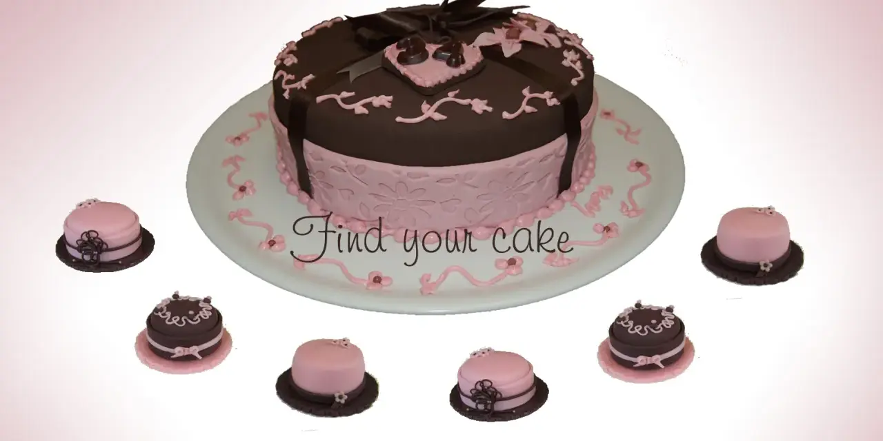 Torta centrale marrone e rosa con decorazioni in pasta di zucchero, circondata da mini-torte.